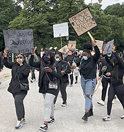 Demonstration „Silent Protest – Sag Nein zu Rassismus“  -  dann wurden weitere Demonstranten auf dem Königsplatz oin München gelassen (©Foto: Martin Schmitz)